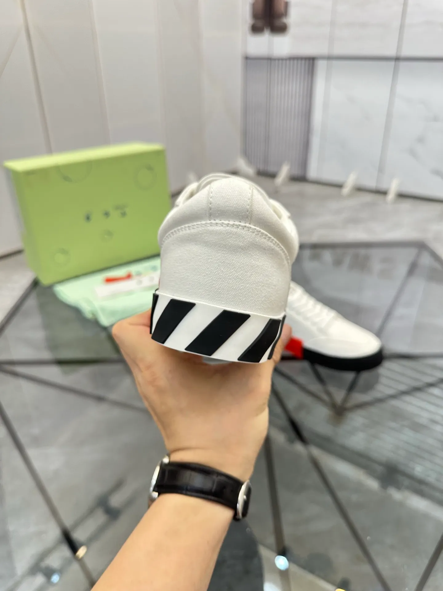 Selling men's shoes 💰: 💰P440¥ Product trademark: OFF WHITE *"OFF WHITE*" low-top casual shoes Regular size: 35-45 (can be customized to 46) Couple style Product materials: original material from the upper counter, breathable lining, original outsole. No.: H203